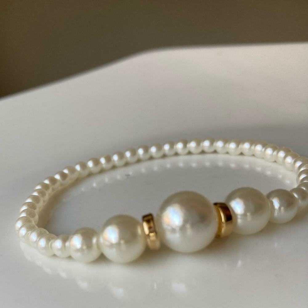 Luxurious Pearl Bracelet Delicate Design with Gold Accents - Picture 6 of 7